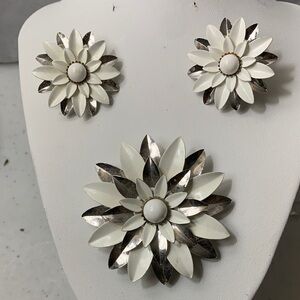 White and Silver Floral Jewelry Set